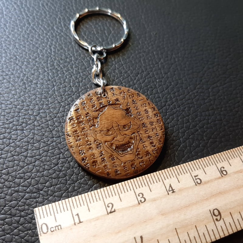 般若ちゃん02：木製キーホルダー【ニス塗装仕上げ】 | オズワルドの