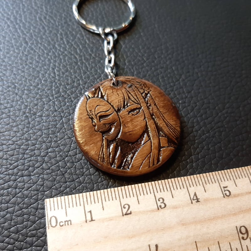 般若ちゃん02：木製キーホルダー【ニス塗装仕上げ】 | オズワルドの