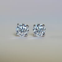 Pure ラウンドブリリアンカットピアス  0.3ct