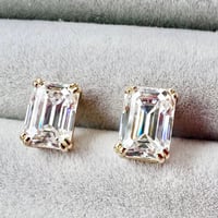 Pure エメラルドカット W爪 スタッドピアス