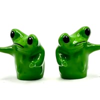STICKY FROG Driver Thumbs-up Carl Pair Figure Shiny Green