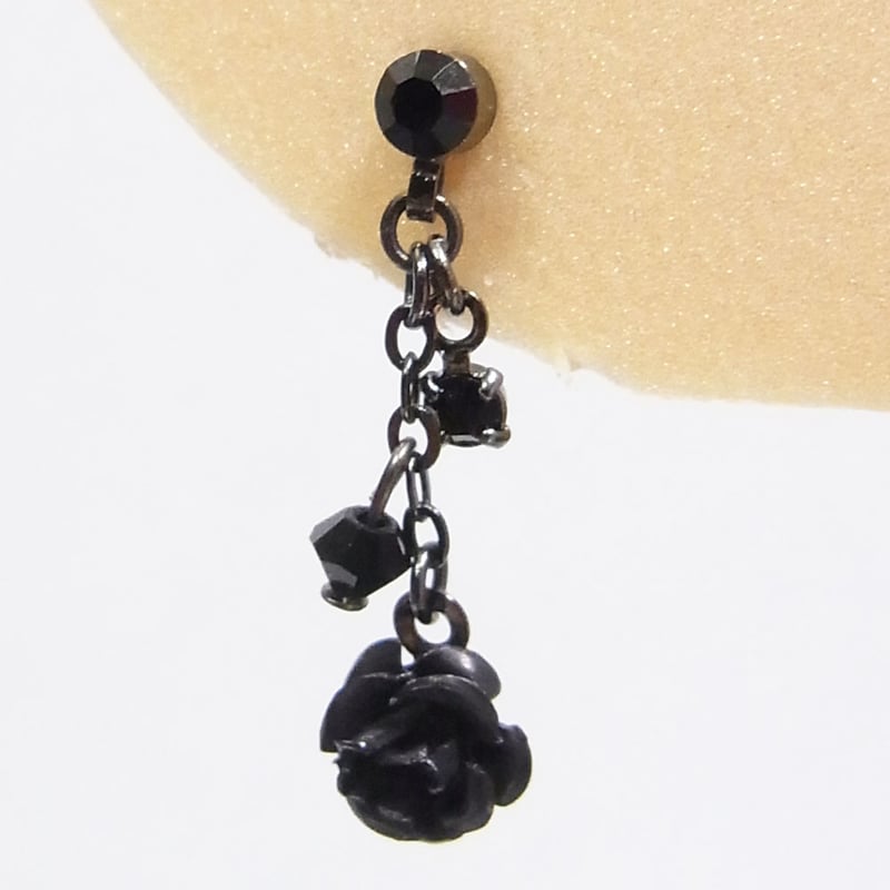 ピアス バラ ローズ 小さめ ゴスロリ 赤 黒 青 紫 薔薇 | アクセサリー 