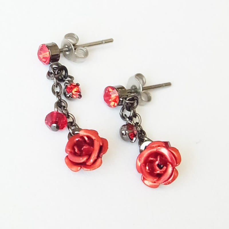 ピアス バラ ローズ 小さめ ゴスロリ 赤 黒 青 紫 薔薇 | アクセサリー  