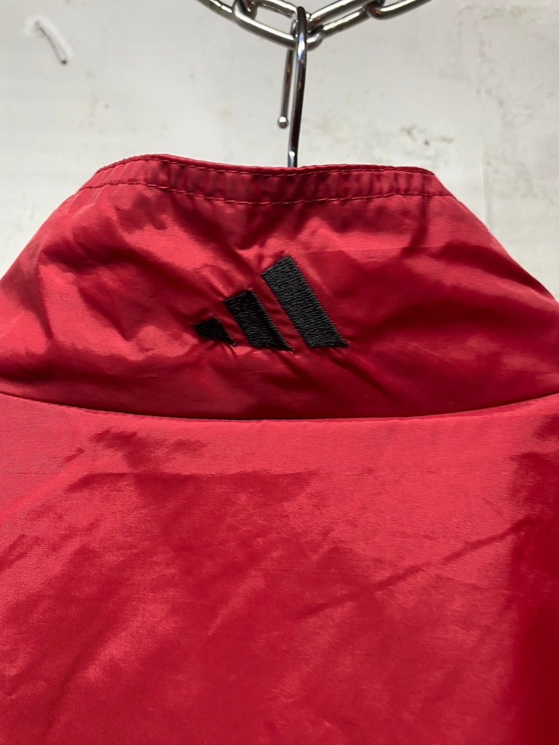 adidas ナイロンジャケット 90s XL 刺繍デカロゴ 万国旗 90's adidas トラックジャケット 刺繍ロゴ 万国旗タグ | 古着屋mills