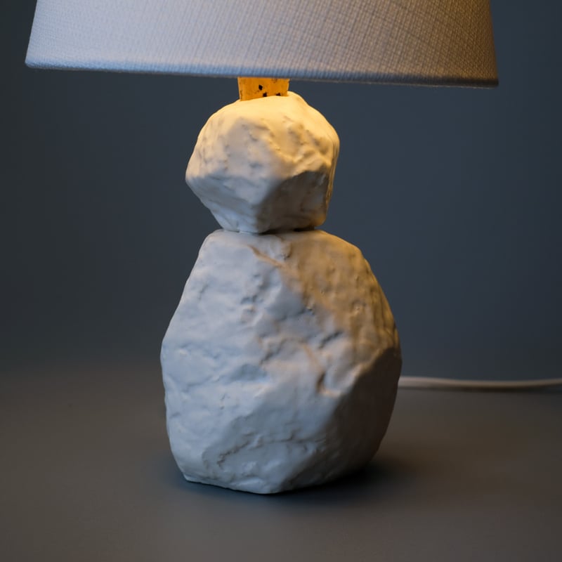 土のテーブルランプ (2段・三角シェード) / 3RD CERAMICS | クラシメク