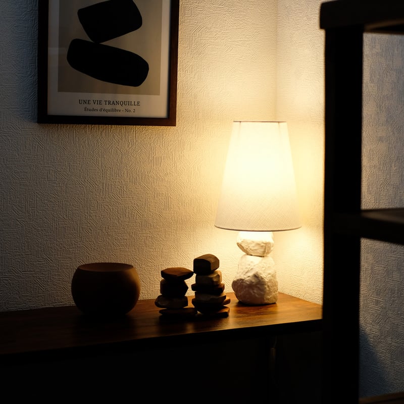土のテーブルランプ (2段・三角シェード) / 3RD CERAMICS | クラシメク