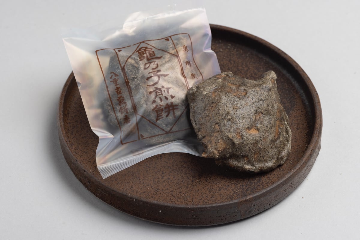 亀の子煎餅 黒胡麻 | 八重吉煎餅店