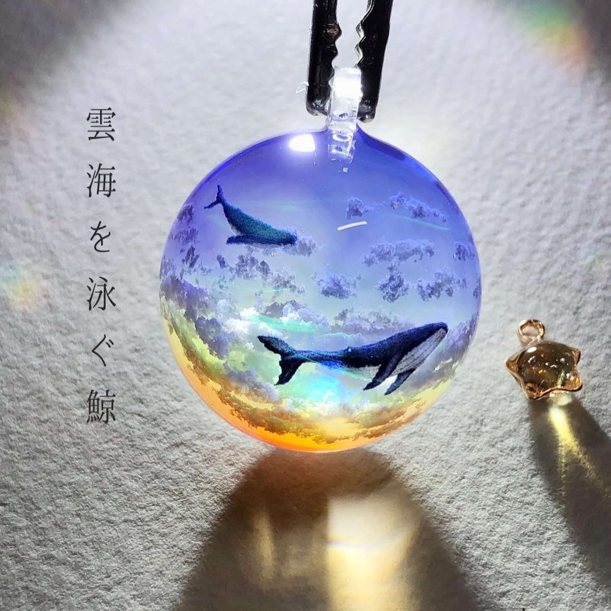 受注制作】made-to-order情景レジン-雲海を泳ぐ鯨 ※半球 | Annie art