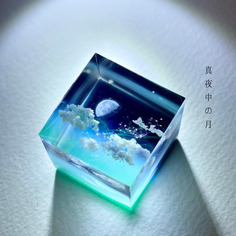 ★ブローチ★    真夜中　レジン 受注製作】made-to-order空レジン-真夜中の月 | Annie art 𖤣𖥧𖥣｡手