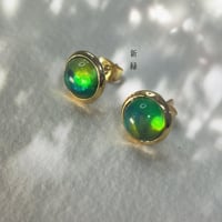 光が宿るピアス 新緑