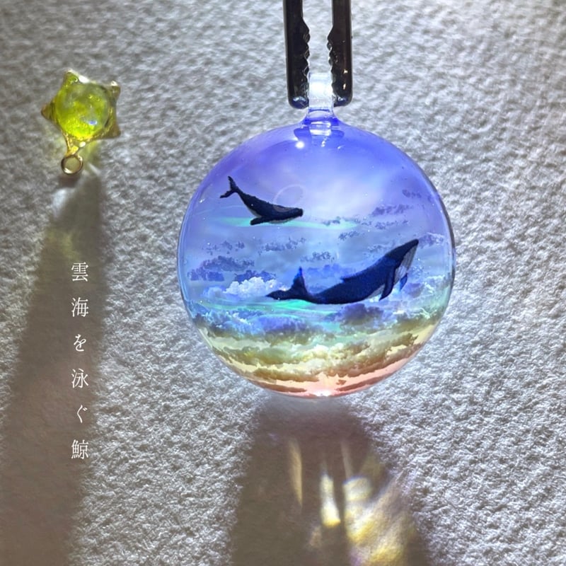 受注制作】made-to-order情景レジン-雲海を泳ぐ鯨 ※半球 | Annie art
