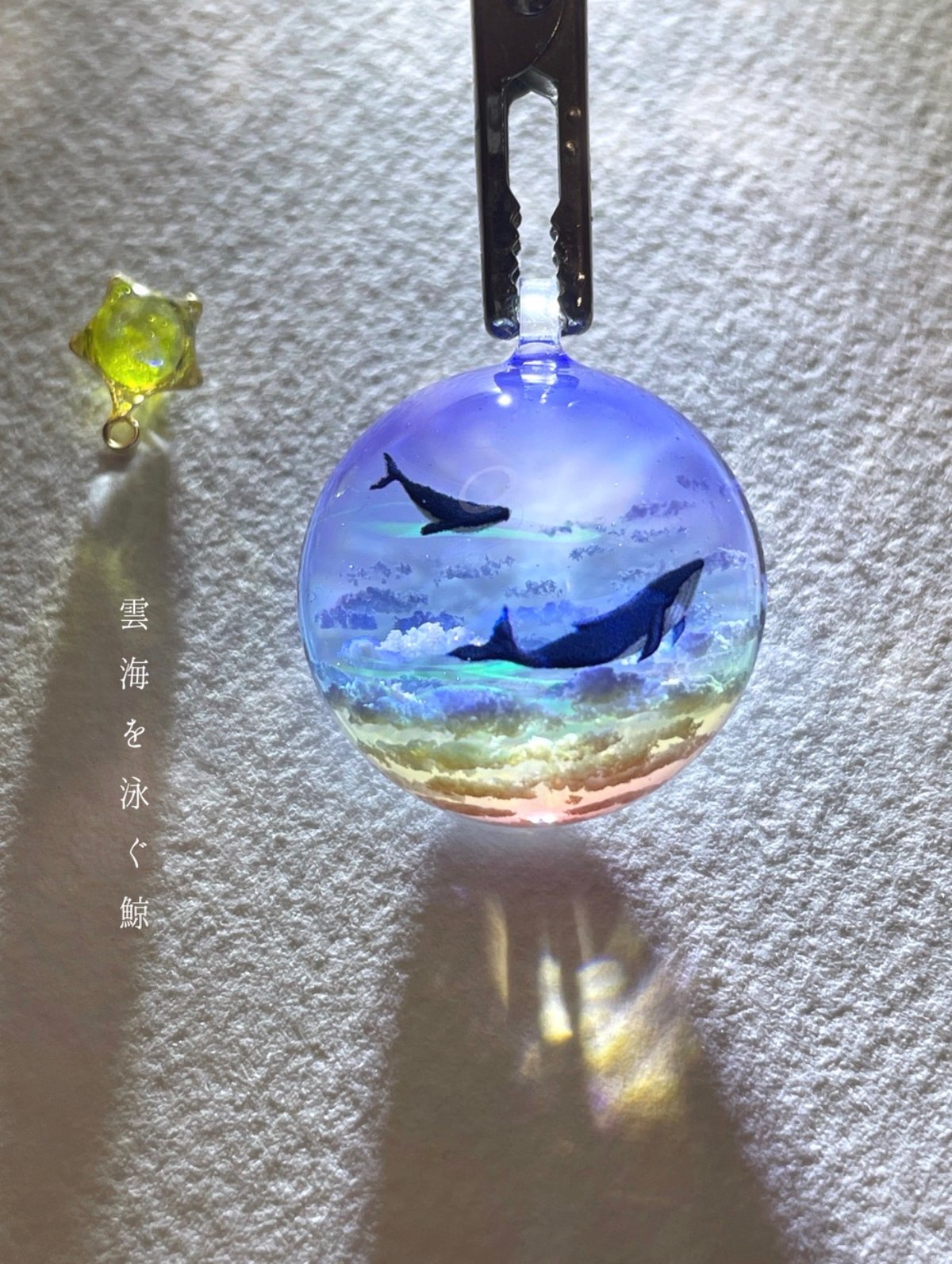 受注制作】made-to-order情景レジン-雲海を泳ぐ鯨 ※半球 | Annie art
