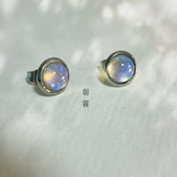 光が宿るピアス 朝霧