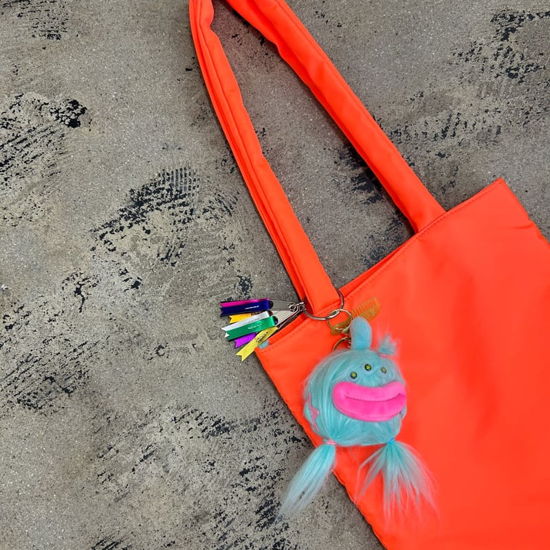 極美品 現行 希少色 バーバリー デカロゴ エンボス トートバッグ ネオンカラー アクキーフック付き】ネオンカラーのトートバッグ【ストライプ