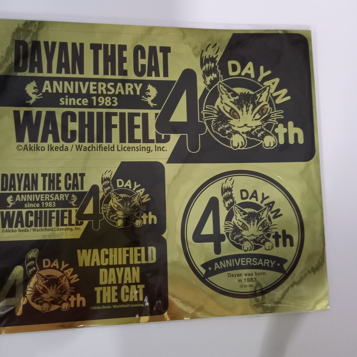 ダヤン ステッカー 40周年 金色 | 秀和美術本店 わちふぃーるど