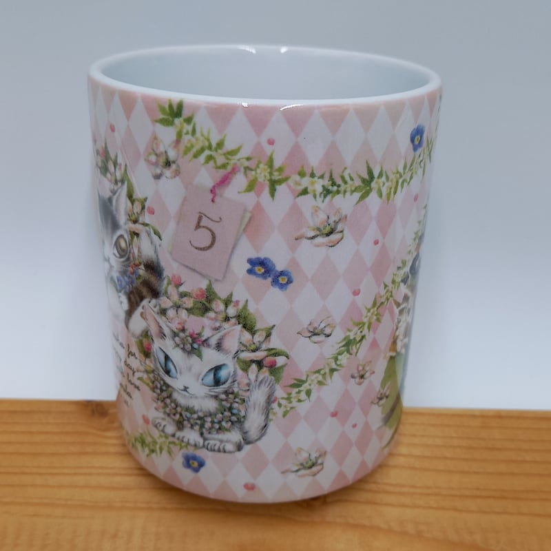 ダヤン にゃんスリー マグカップ 5月 | 秀和美術本店 わちふぃーるど