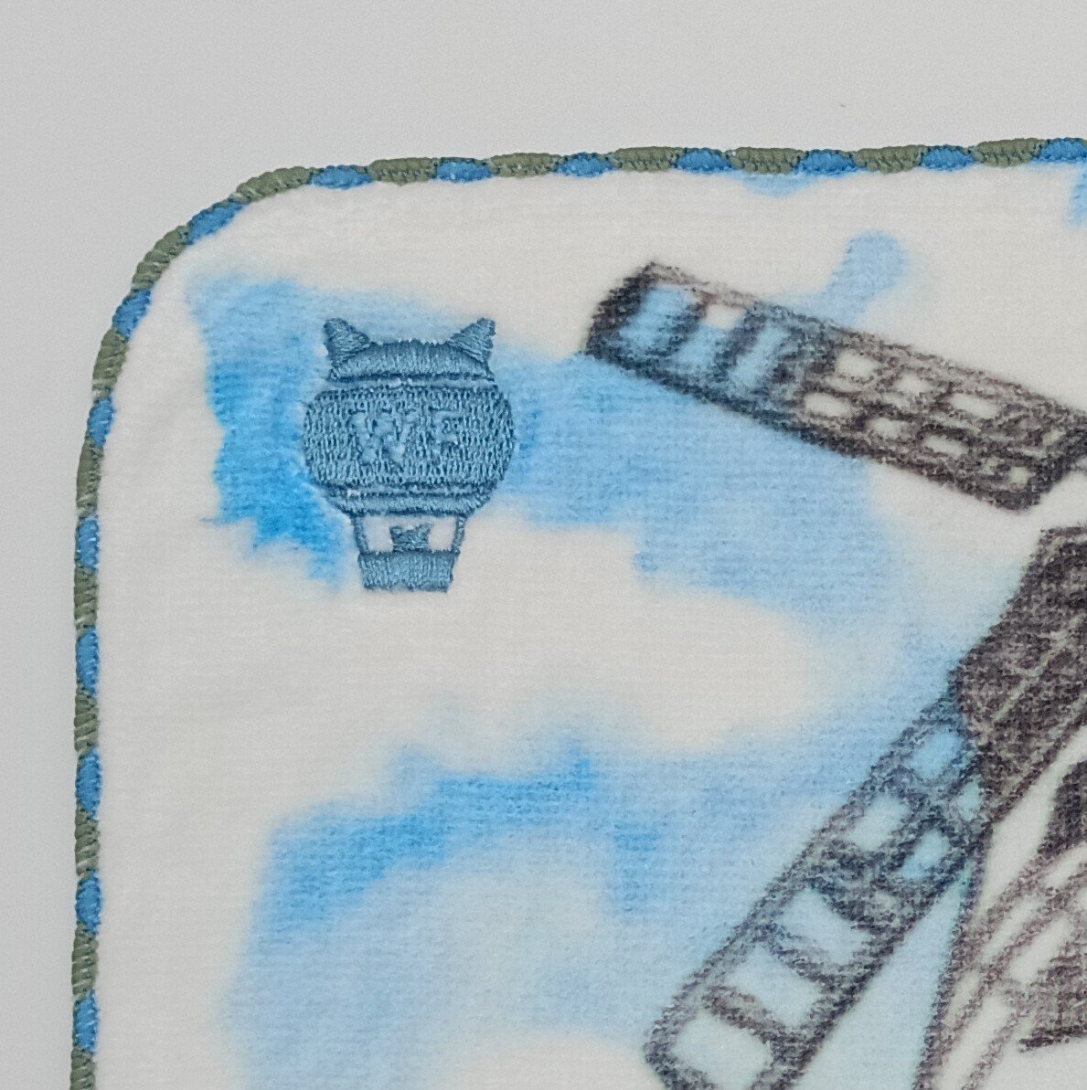 ダヤン アート 刺繍 ミニタオル 風車の前で | 秀和美術本店 わちふぃー