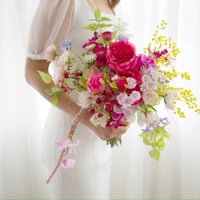 ラナンキュラスとミモザのナチュラルブーケ | Bride Meets Bouquet