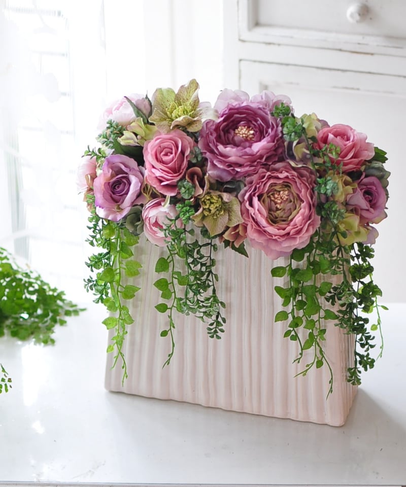 アーティフィシャルフラワーのワンサイドアレンジ | Florism Angelika