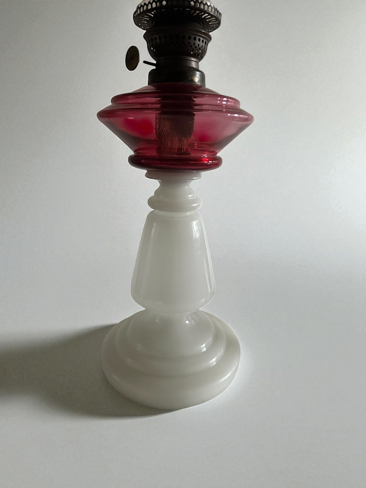 【武】明治～大正時代 赤色ガラス オイルランプ　切子　乳白 武】明治～大正時代 赤色ガラス オイルランプ 切子 乳白