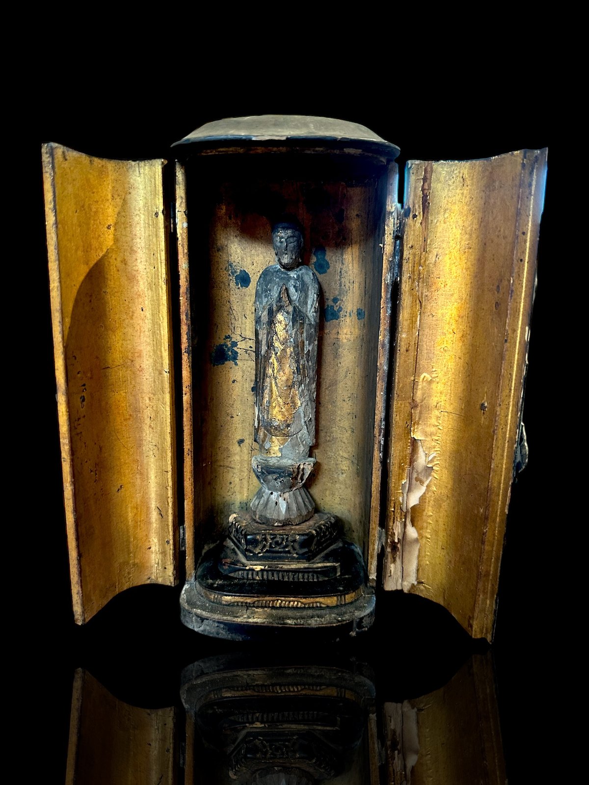 古董，阿弥陀如来像，中国清時代，古铜製，旧家藏出。 A silver-inlaid bronze figure of Guanyin, Qing dynasty, 18th