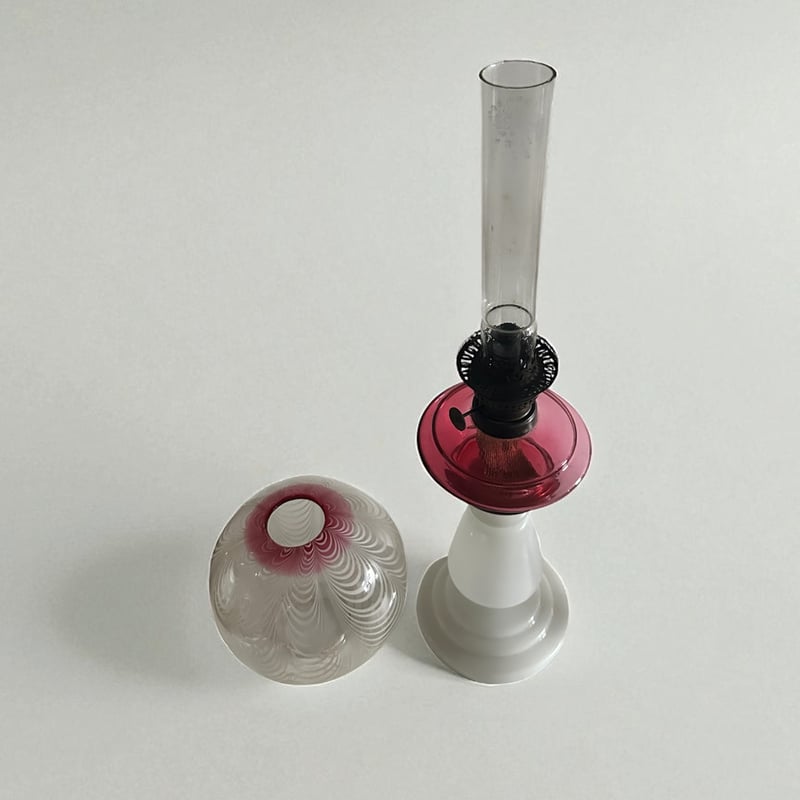 【武】明治～大正時代 赤色ガラス オイルランプ　切子　乳白 武】明治～大正時代 赤色ガラス オイルランプ 切子 乳白 ガラス製