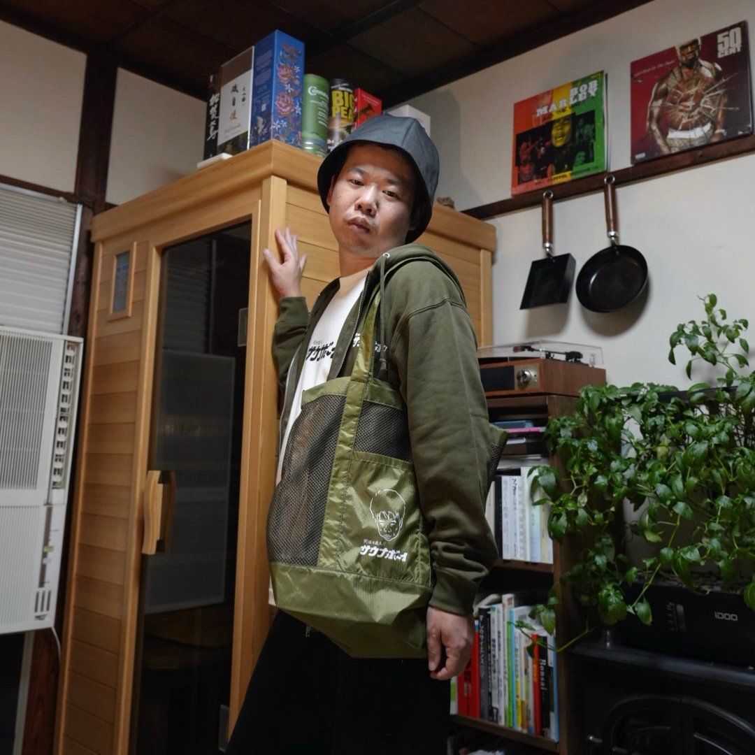 サウナボーイ×岡田を追え!! ジップパーカー（カーキ） | 岡田スポーツ