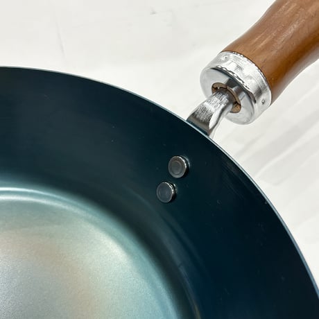 直筆サイン入りの外箱が当たるかも！【IH対応】等身大 鉄フライパン（料理用） 26cm