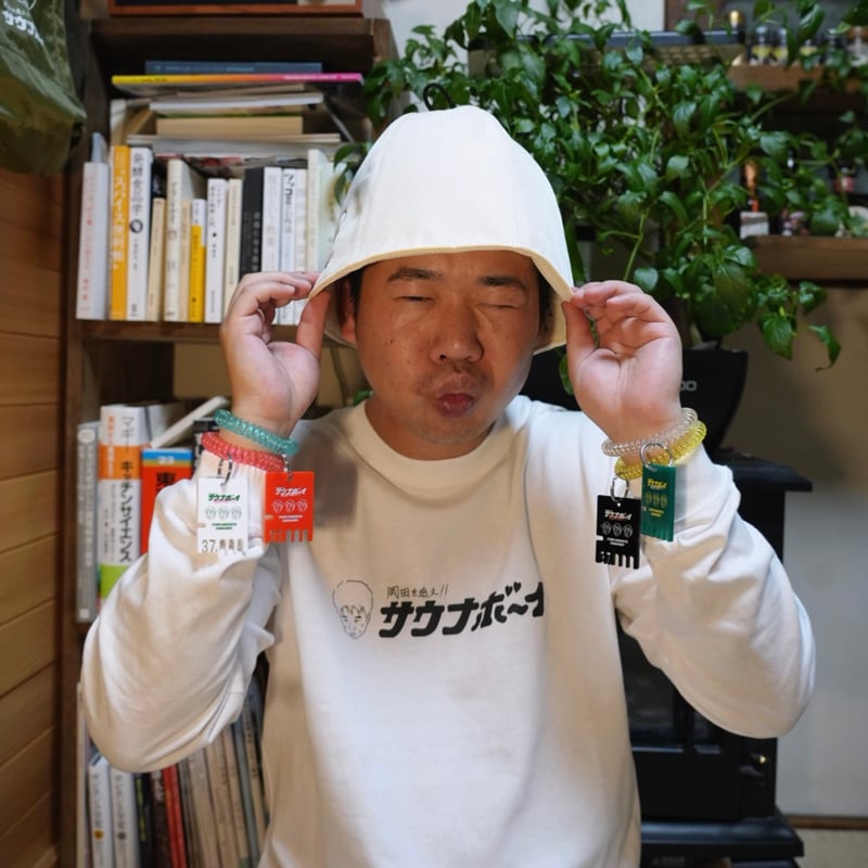 サウナボーイ×岡田を追え!! ロンTシャツ（ホワイト） | 岡田スポーツ