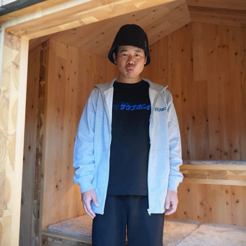 サウナボーイ×岡田を追え!! ロンTシャツ（ブラック） | 岡田スポーツ