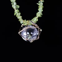 【霊視ナターシャオリジナル】木漏れ日の結晶・幸運を招くネックレス【ペリドット・フレームインスワロフスキー】