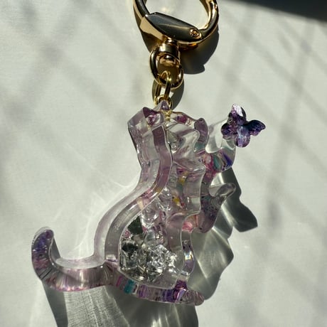 ちょうちょと仲良くなった猫のキーホルダー