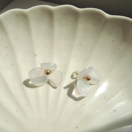 Lucky flowerのピアス_シアーホワイト1