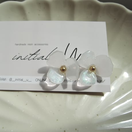 Lucky flowerのピアス_シアーホワイト2