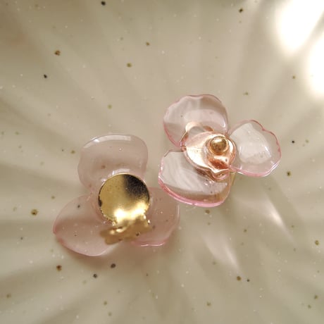 Lucky flowerのイヤリング_クリアピンク