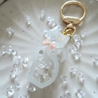 春がうれしいおめかし猫のキーホルダー