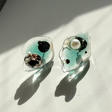 水面のゆらぎのピアスgreen_サージカルステンレス
