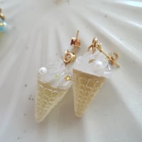 暑くても溶けないSOFT CREAMのピアス_white