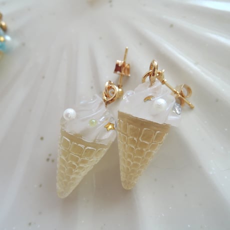 暑くても溶けないSOFT CREAMのピアス_white