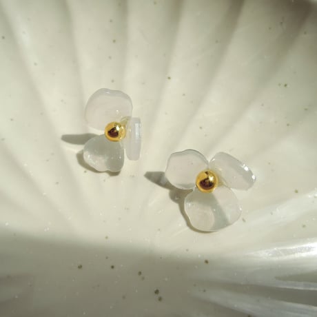 Lucky flowerのピアス_シアーホワイト3