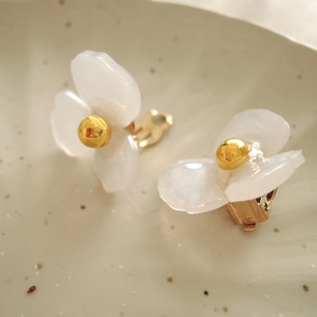 Lucky flowerのイヤリング_シアーホワイト