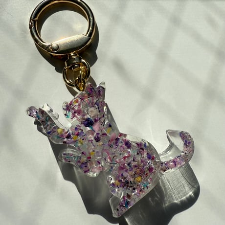 ちょうちょと仲良くなった猫のキーホルダー