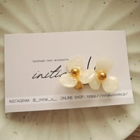 Lucky flowerのイヤリング_アンティークホワイト
