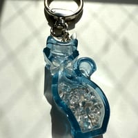 春がうれしいおめかし猫のキーホルダー