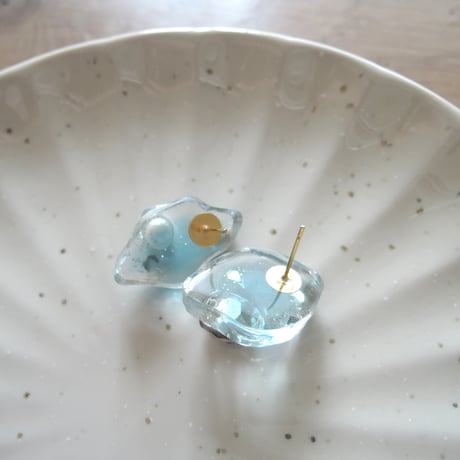 水面のゆらぎのピアスlight blue_サージカルステンレス