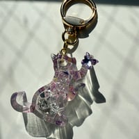 ちょうちょと仲良くなった猫のキーホルダー