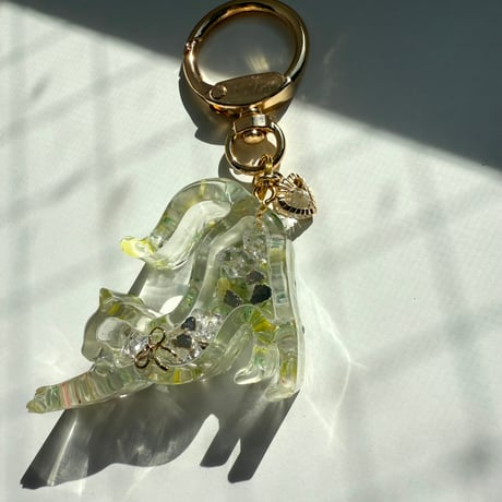 お花まみれになってしまった猫のキーホルダー