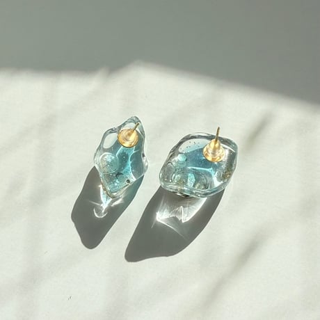 水面のゆらぎのピアスlight blue_サージカルステンレス