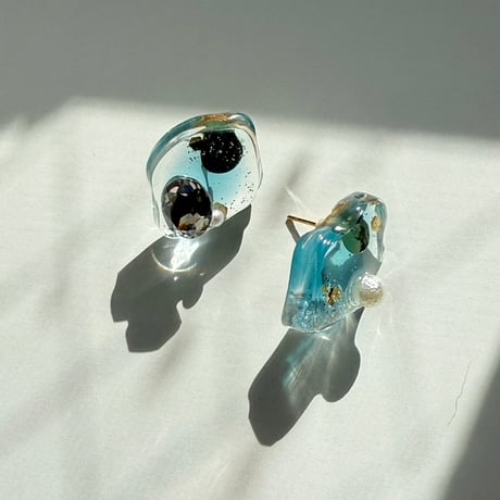 水面のゆらぎのピアスlight blue_サージカルステンレス