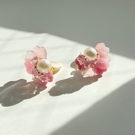 サクラの花びらのイヤリング（A）